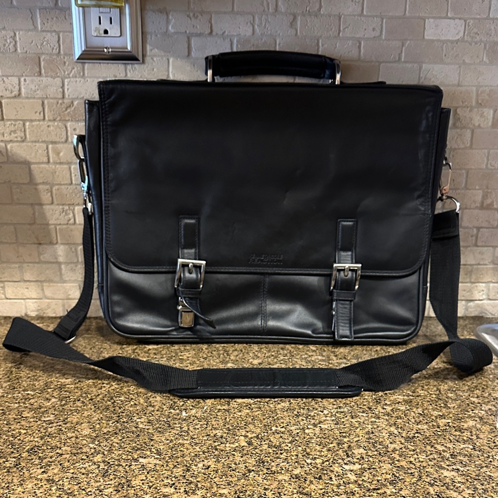 Kenneth Cole Reaction Manhattan Leather Messenger Bag/ Laptop Briefcase